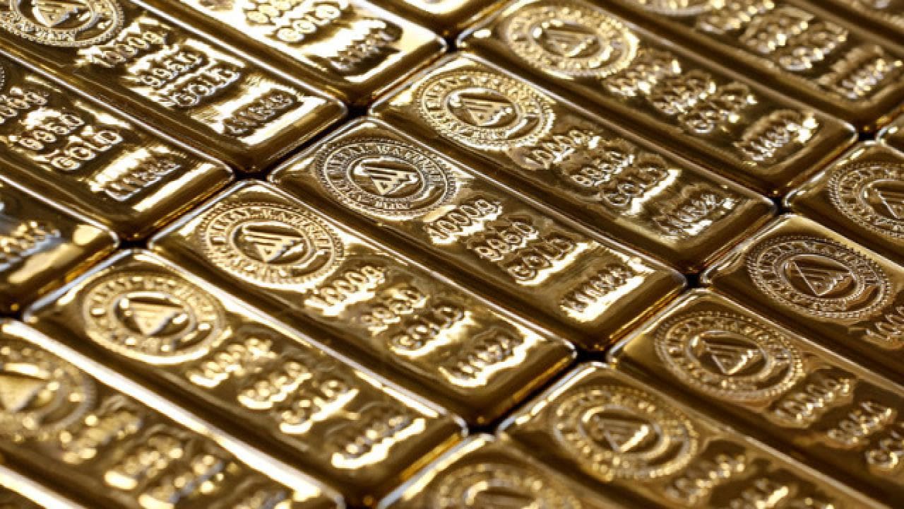 Altın, Fed'in Ekim ayında faiz artıracağı beklentisinin zayıflamasıyla yükseldi