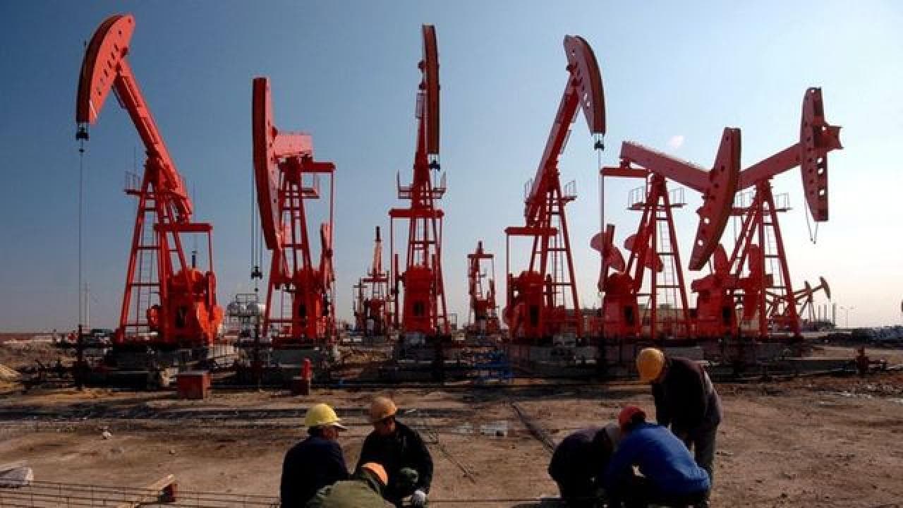 Petrol, Hürmüz'deki saldırıların arz endişelerini artırmasıyla yükseldi