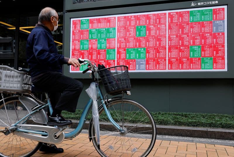 Stocks trade around record highs, oil falls on peace optimism