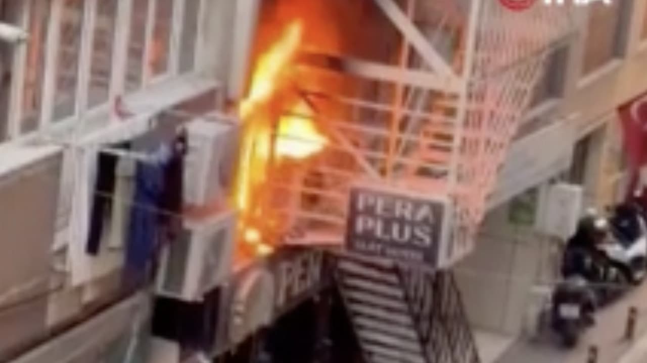 Bakırköy'de can pazarı! Otelde yangın çıktı, canlarını zor kurtardılar