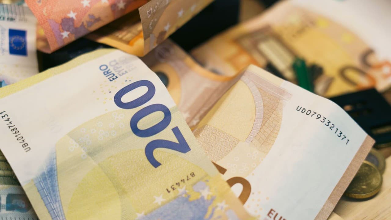 Euro üzerindeki baskı artabilir: Commerzbank Fransa'ya dikkat çekti